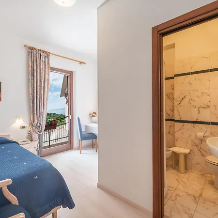 Laguna Hotel 3*