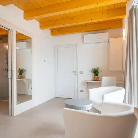 Laguna Hotel 3*
